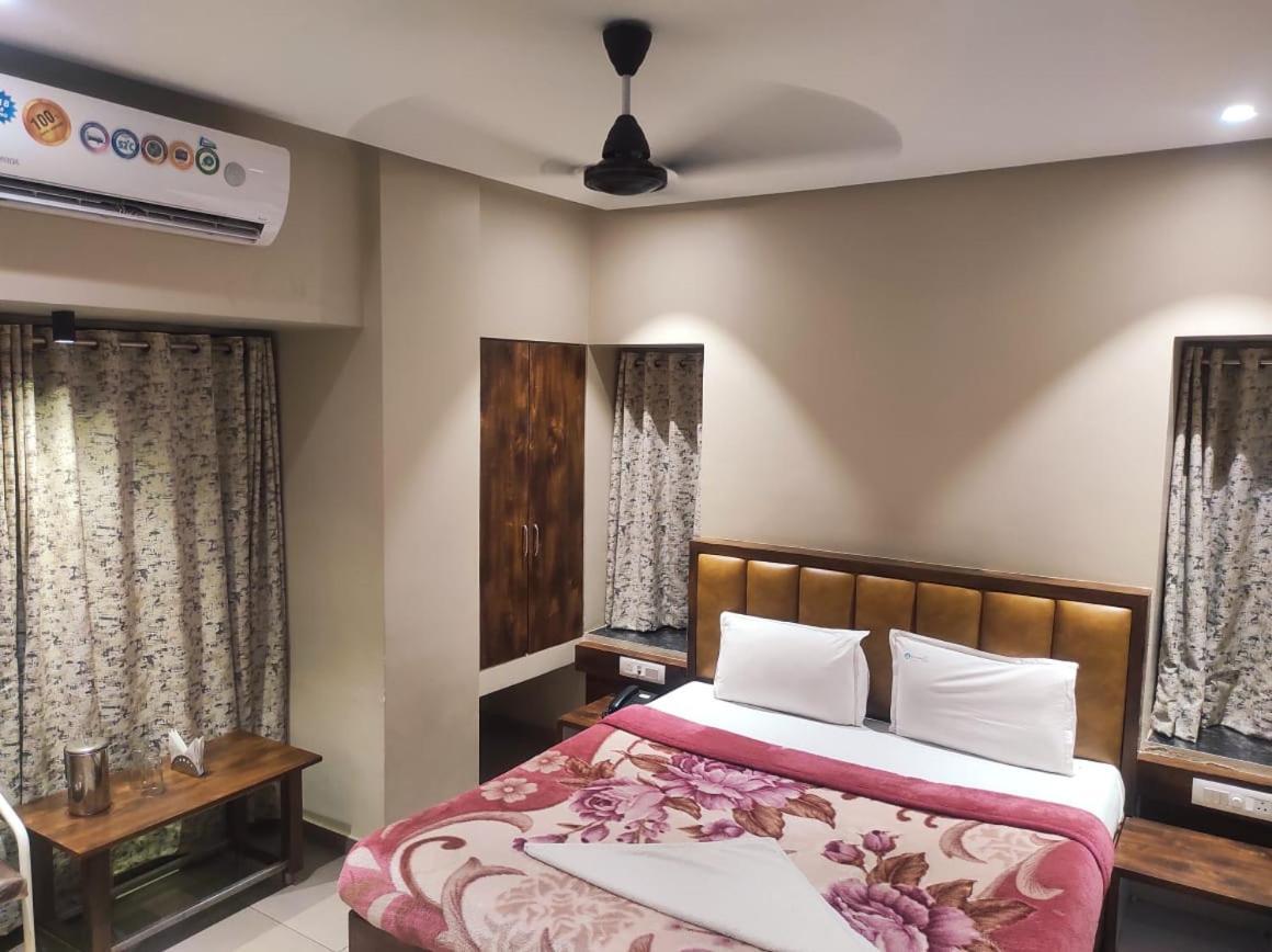 Hotel Vrindavan Deluxe Kolhapur Dış mekan fotoğraf