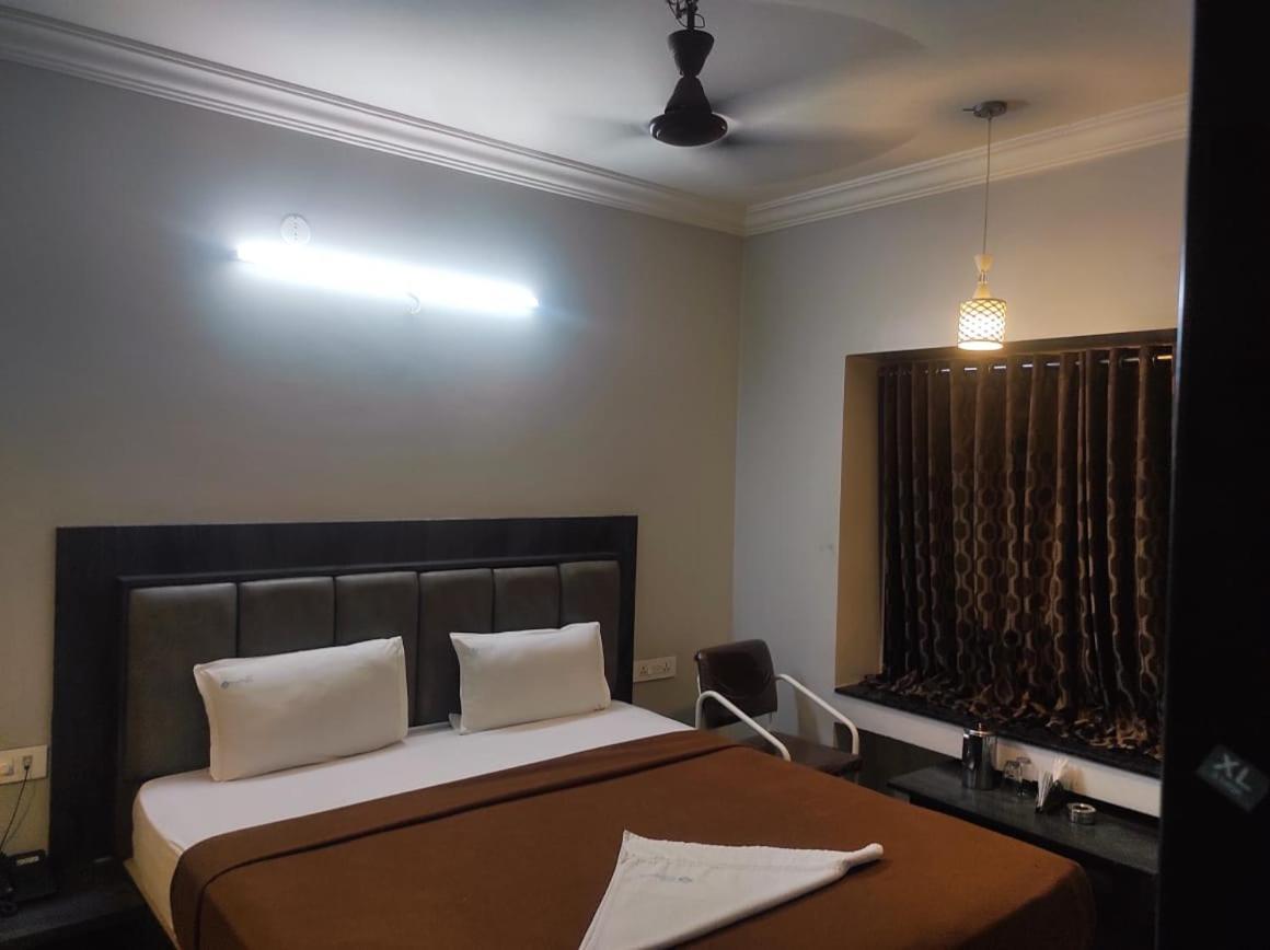 Hotel Vrindavan Deluxe Kolhapur Dış mekan fotoğraf