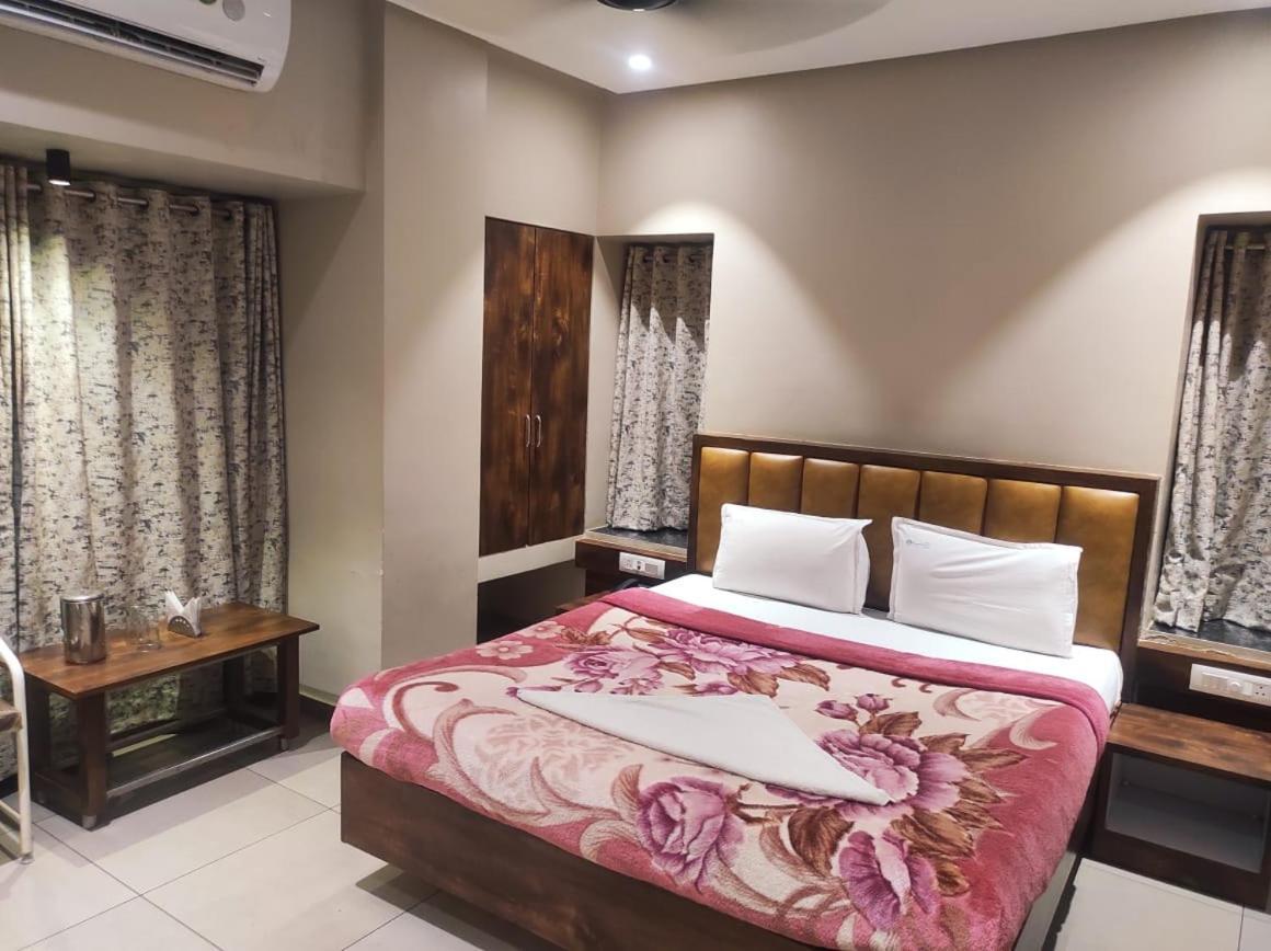 Hotel Vrindavan Deluxe Kolhapur Dış mekan fotoğraf