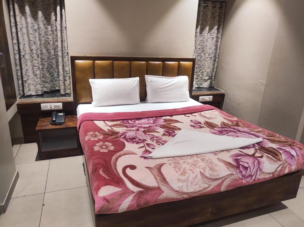 Hotel Vrindavan Deluxe Kolhapur Dış mekan fotoğraf
