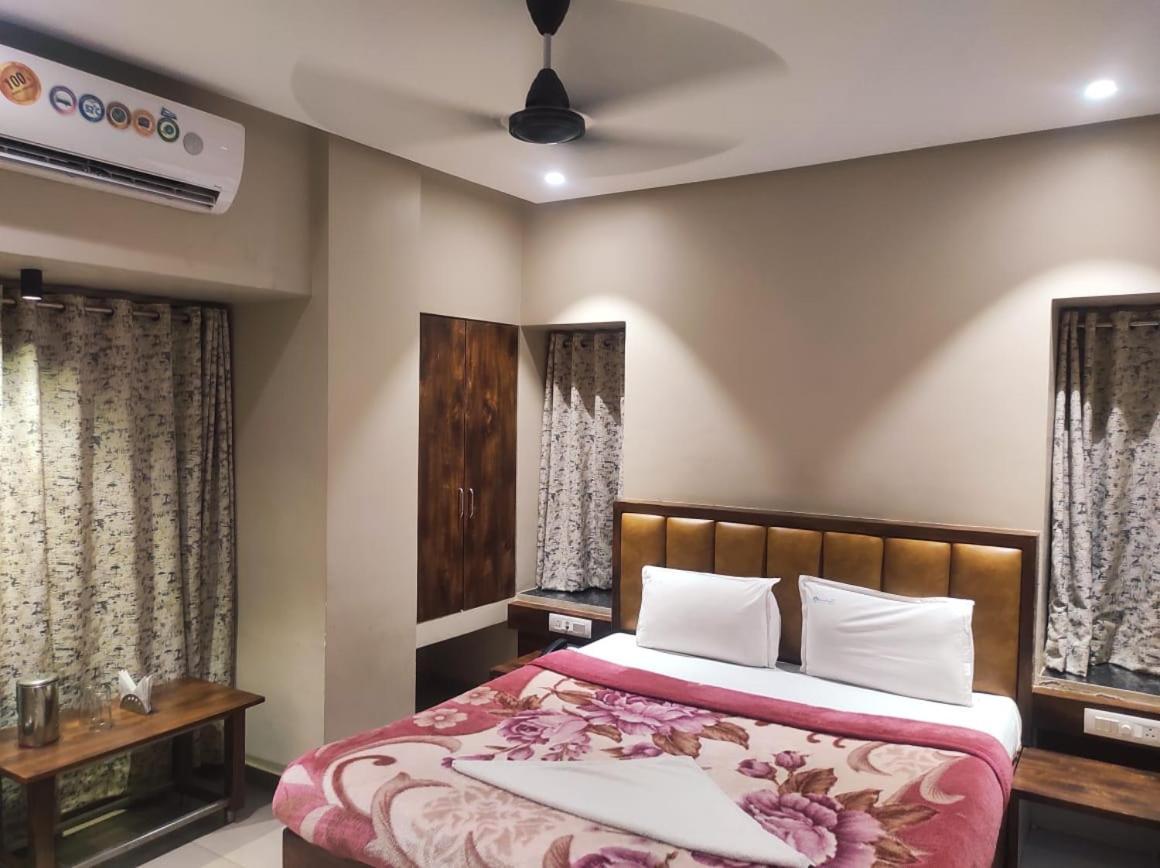 Hotel Vrindavan Deluxe Kolhapur Dış mekan fotoğraf