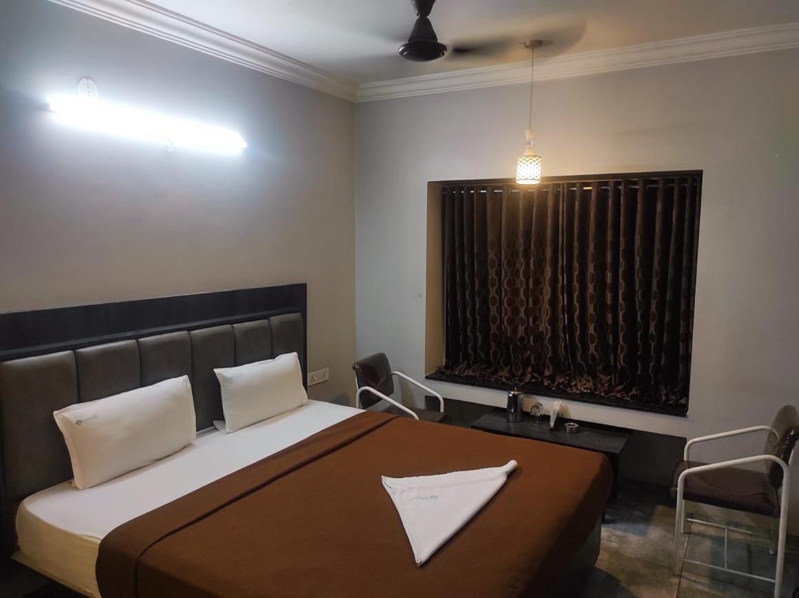 Hotel Vrindavan Deluxe Kolhapur Dış mekan fotoğraf
